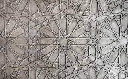 Foto de Detail of metal door with traditional islamic ornament. Copper window shutter with antique and national moroccan floral pattern. Oriental ornaments with artistic with chasing for brass - Imagen libre de derechos