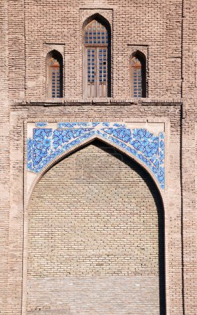 Foto de Ancient brick wall with arch, mausoleum of Il-khan Oljeitu (Mohammad Khodabandeh), Zanjan, Iran. UNESCO world heritage site - Imagen libre de derechos