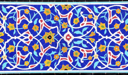 Foto de Detail of traditional persian mosaic wall with floral ornament, Isfahan, Iran - Imagen libre de derechos