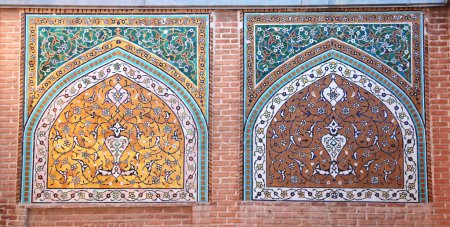 Téléchargez les photos : Brick wall with mosaics at the entrance to Shrine Ensemble, mausoleum and khaneghah of Sheikh Safi al-din, Ardabil, Iran. UNESCO world heritage site - en image libre de droit