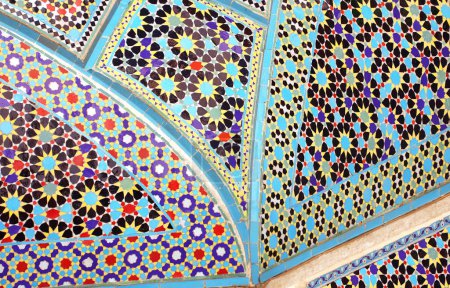 Téléchargez les photos : Detail of traditional persian mosaic arch with geometrical ornament, Isfahan, Iran - en image libre de droit