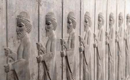 Téléchargez les photos : Ancien mur avec bas-relief avec guerriers assyriens avec lances, Persépolis, Iran. Patrimoine mondial de l'UNESCO - en image libre de droit