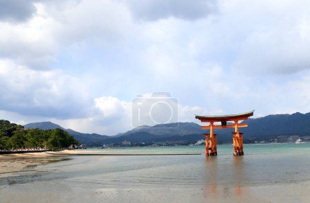 Téléchargez les photos : Porte flottante de Torii (O-Torii), Sanctuaire Itsukushima, île sacrée de Miyajima, Hiroshima, Japon. Patrimoine mondial de l'UNESCO - en image libre de droit