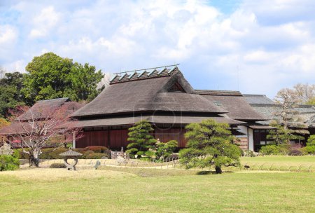 Téléchargez les photos : Beautiful spring scenic with ancient pavilion and stone lantern in Koishikawa Korakuen garden, Okayama, Japan - en image libre de droit