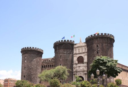 Foto de Famoso hito de Nápoles. Castillo medieval de Maschio Angioino (Castel Nuovo, Castillo Nuevo), Nápoles, Italia - Imagen libre de derechos