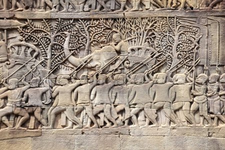 Foto de Talla mural con tropas, soldados y líderes militares en elefantes en el templo de Prasat Bayon, en el famoso complejo Angkor Wat, cultura khmer, Siem Reap, Camboya. Patrimonio de la Humanidad UNESCO - Imagen libre de derechos