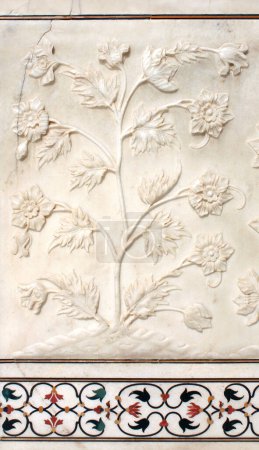 Téléchargez les photos : Ancien bas-relief sculpté avec des fleurs sur marbre. Bel ornement avec fleur sculptée sur le mur du célèbre mausolée Taj Mahal, Inde. Patrimoine mondial de l'UNESCO - en image libre de droit
