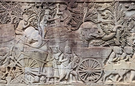 Téléchargez les photos : Sculpture murale du temple Prasat Bayon dans le célèbre complexe historique Angkor Wat, Siem Reap, Cambodge. Bas-relief représentant des femmes, des enfants, des taureaux, des éléphants. Patrimoine mondial de l'UNESCO - en image libre de droit