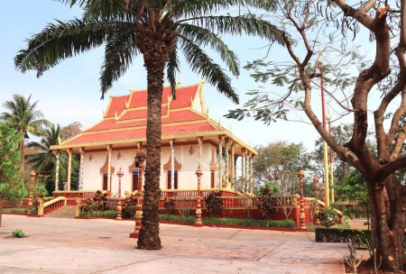 Téléchargez les photos : Pavillon et palmier dans un monastère bouddhiste à côté de Banlung, Cambodge, Indochine, Asie - en image libre de droit