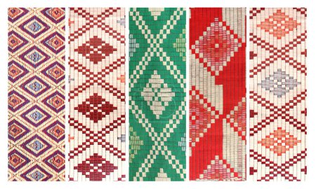 Téléchargez les photos : Ensemble de bannières verticales - tapis de sisal avec des motifs géométriques asiatiques traditionnels. Collection de tapis en jute fait main avec ornement de couleur rouge, verte, bleue, blanche et jaune - en image libre de droit