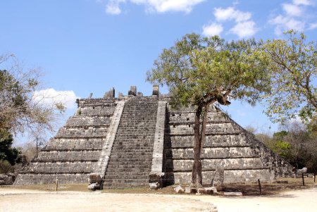 Foto de Antigua pirámide maya, Chichén Itzá, Yucatán, México. Una antigua pirámide maya escalonada con estatuas de serpientes en las escaleras. Patrimonio de la Humanidad UNESCO - Imagen libre de derechos
