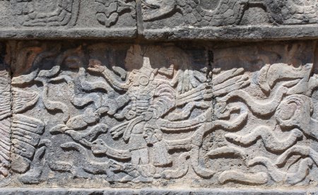 Téléchargez les photos : Sculpture en bas-relief avec guerrier et serpents indiens, civilisation maya précolombienne, Chichen Itza, Yucatan, Mexique. Patrimoine mondial de l'UNESCO - en image libre de droit