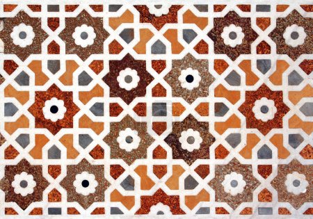 Foto de Mosaico de ámbar, cornalina, jaspe, lapislázuli, ónix, topacio y mármol. Antigua pared decorativa del famoso mausoleo de Itimad-ud-Daula, Agra, Uttar Pradesh, India - Imagen libre de derechos