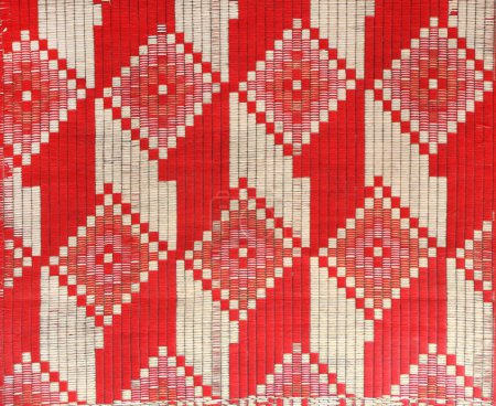 Téléchargez les photos : Tapis de sisal avec des motifs géométriques asiatiques traditionnels. Tapis en jute fait main avec ornement de couleur rouge et jaune - en image libre de droit