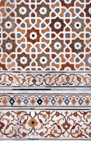 Téléchargez les photos : Mosaïque d'ambre, cornaline, jaspe, lapis lazuli, onyx, topaze et marbre. Ancien mur décoratif du célèbre mausolée Itimad-ud-Daula, Agra, Uttar Pradesh, Inde - en image libre de droit