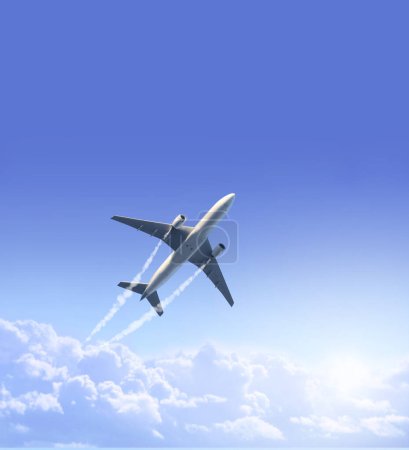 Téléchargez les photos : Fond naturel vertical avec avion et Jet traînant de la fumée dans le ciel. Avion et piste de condensation. Foggy jet de piste et avion dans le ciel bleu avec des nuages blancs. Concept de voyage dans le monde - en image libre de droit