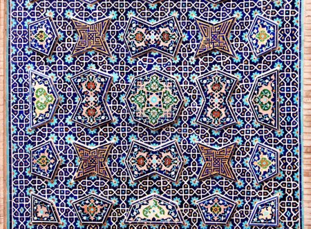 Foto de Detalle de la tradicional pared de mosaico persa con adorno floral de la mezquita Masjid-e Jameh (mezquita Jame, mezquita del viernes), Isfahán, Irán. Patrimonio de la Humanidad UNESCO - Imagen libre de derechos