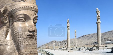 Téléchargez les photos : Bannière horizontale avec colonnes du palais Apadana construit par Darius le Grand et visage de lamassu divinité protectrice assyrienne taureau ailé à tête humaine, Persépolis, Iran. Patrimoine mondial de l'UNESCO - en image libre de droit