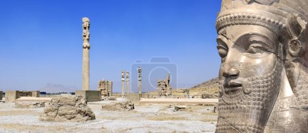 Foto de Banner horizontal con columnas del Palacio Apadana construido por Darío el Grande y rostro de la deidad asiria lamassu - toro alado de cabeza humana, Persépolis, Irán. Patrimonio de la Humanidad UNESCO - Imagen libre de derechos