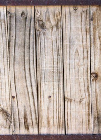 Foto de Textura de madera antigua con marco de metal. Tableros de madera vintage con tablones de metal oxidado. Plantilla falsa. Copiar espacio para texto - Imagen libre de derechos