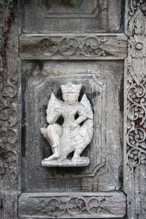 Foto de Detalle de antiguo adorno de pared tallada de madera con un héroe mítico, monasterio de Shwenandaw (monasterio del palacio de oro), región de Mandalay, Myanmar, Indochina - Imagen libre de derechos