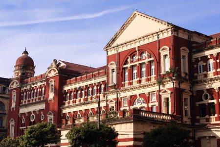 Téléchargez les photos : Bâtiment de la Haute Cour, Yangon, Myanmar (Birmanie). Architecture de l'ère coloniale britannique - en image libre de droit