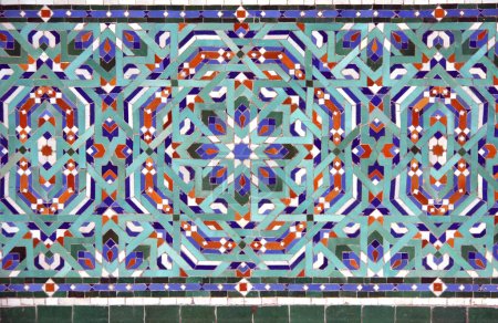 Foto de Detail of ancient mosaic wall with geometric ornaments. Horizontal or vertical background with traditional moroccan tile decoration - Imagen libre de derechos