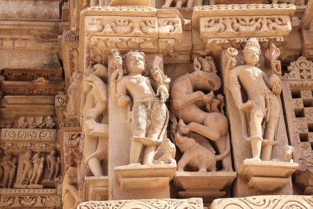 Téléchargez les photos : Décoration murale sculptant ornement avec figurine de caractère mythique, démon, éléphant, griffon. Western Temples in Khajuraho (Temples of love), Madya Pradesh, Inde. Site du patrimoine mondial de l'Unesco - en image libre de droit