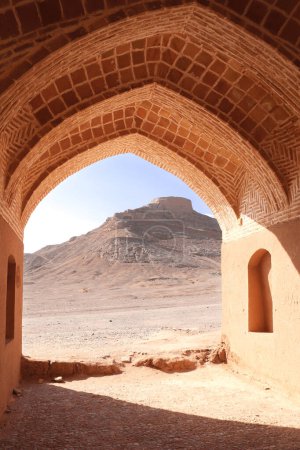 Foto de Arco antiguo en la entrada del complejo ceremonial zoroastriano con torres de silencio (Dakhma), se utilizaron para las ceremonias de entierro, Yazd, Irán - Imagen libre de derechos