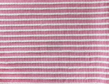 Téléchargez les photos : Texture en tissu rayé de style rose clair et blanc. Arrière-plan avec tissu tissé à gros plans rayé. Matériau en dentelle de couleurs rose et blanc - en image libre de droit