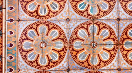 Téléchargez les photos : Texture de sol de tuiles anciennes avec ornement floral de couleurs orange, bleu et blanc - en image libre de droit