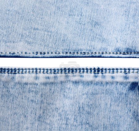 Téléchargez les photos : Le denim bleu borde d'une couture. Texture en jean denim bleu clair. Isolé sur fond blanc. Espace de copie pour le texte - en image libre de droit
