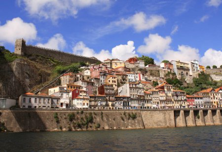 Téléchargez les photos : Embankment dans le vieux quartier de Porto, Porto, Portugal. Vue de face du centre historique avec des maisons médiévales colorées de Porto, Ribeira. Vue depuis la rivière Douro. Patrimoine mondial de l'UNESCO - en image libre de droit
