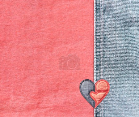 Téléchargez les photos : Fond en denim rose et bleu clair avec une couture et un cœur en feutre. Texture en jean jean corail et bleu avec patch textile en forme de cœur. Fête de la Saint-Valentin toile de fond denim. Espace de copie pour le texte - en image libre de droit