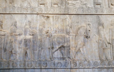 Téléchargez les photos : Ancien mur avec bas-relief avec des ambassadeurs étrangers assyriens avec des cadeaux et des dons, Persépolis, Iran. Patrimoine mondial de l'UNESCO - en image libre de droit