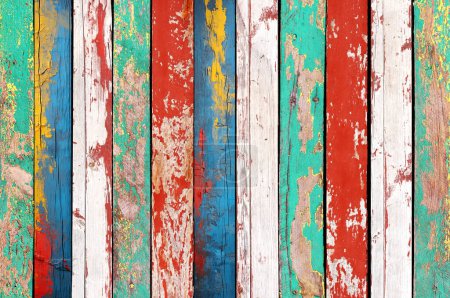 Téléchargez les photos : Texture de panneaux de bois vintage avec peinture fissurée de couleur blanche, rouge, jaune et bleue. Fond rétro horizontal avec de vieilles planches en bois de différentes couleurs - en image libre de droit