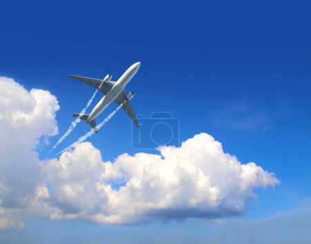 Téléchargez les photos : Fond naturel horizontal avec avion et Jet traînant de la fumée dans le ciel. Avion et piste de condensation. Foggy jet de piste et avion dans le ciel bleu avec des nuages blancs. Concept de voyage dans le monde - en image libre de droit
