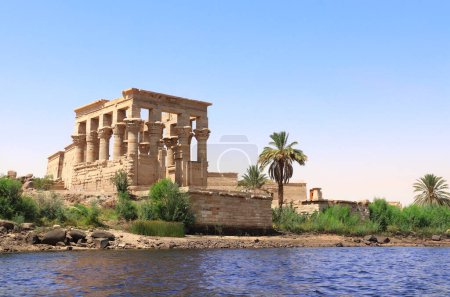 Téléchargez les photos : Temple d'Isis sur l'île d'Agilkia (Philae) et les bâtiments gréco-romains Kiosque de Trajan, réservoir du barrage bas d'Assouan, Egypte. Vue depuis le Nil - en image libre de droit