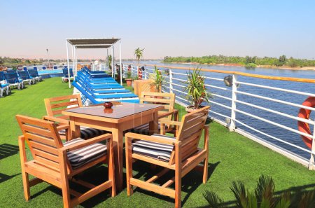 Téléchargez les photos : Sundesk sur un bateau de croisière. Un endroit pour se détendre, tables et chaises longues sur le pont. Croisière de luxe sur le Nil, Égypte, Afrique. Vacances d'été, détente sur les bateaux de croisière - en image libre de droit