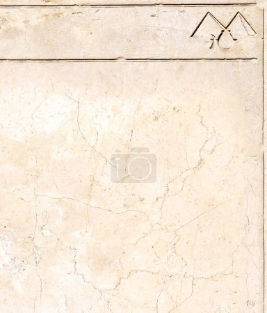 Foto de Fondo vertical con jeroglíficos egipcios antiguos en la pared de piedra, Egipto, África. Fondo con tallado en arenisca con jeroglífico. Plantilla falsa. Copiar espacio para texto - Imagen libre de derechos