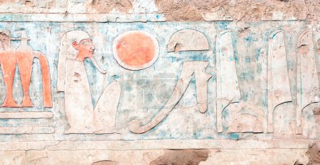 Foto de Antigua pintura mural colorida dentro del templo de Hatshepsut en el valle de los reyes, Luxor, Egipto. Jeroglíficos egipcios antiguos, pared del templo Hatshepsut en Tebas Occidental - Imagen libre de derechos