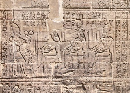 Téléchargez les photos : Bas-relief égyptien antique sur mur de pierre. Figure du pharaon faisant des offrandes rituelles à la déesse Isis. Temple d'Isis sur l'île d'Agilkia (Philae), réservoir du barrage d'Assouan, Égypte - en image libre de droit