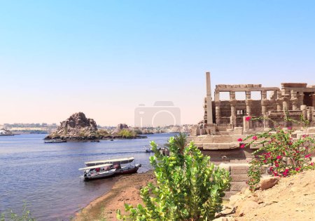 Téléchargez les photos : Temple d'Isis sur l'île d'Agilkia (Philae) et bateaux sur le fleuve Nil, réservoir d'Assouan Low Dam, Egypte. Vacances d'été, détente sur les bateaux de croisière - en image libre de droit