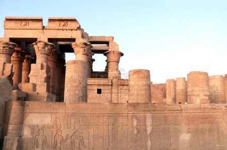 Téléchargez les photos : Com Ombo Temple des dieux Horus et Sobek à tête de crocodile, Egypte, Afrique du Nord. Murs et colonnes du temple Com-Ombo à la lumière du coucher du soleil - en image libre de droit