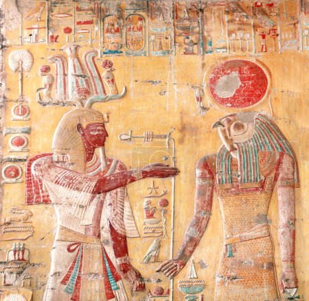 Foto de Antigua pintura mural colorida dentro del templo de Hatshepsut en el valle de los reyes, Luxor, Egipto. Figura del faraón y dios Horus, pared del templo Hatshepsut en Tebas Occidental - Imagen libre de derechos