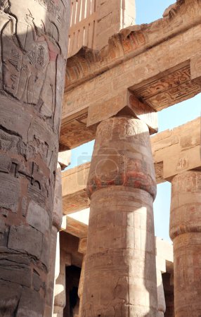 Foto de Antigua columna con colorida pintura mural, complejo de templos de Karnak, Luxor, Egipto, norte de África - Imagen libre de derechos
