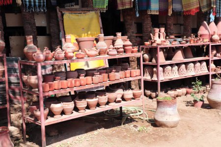 Téléchargez les photos : Souvenirs nubiens traditionnels - cruches en argile faites à la main. Poterie artisanale dans un marché de rue dans un village nubien près d'Assouan, en Egypte - en image libre de droit