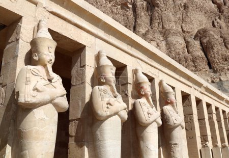 Estatuas de la reina Hatshepsut en la entrada de Deir el-Bahari (Deir el-Bahri) el templo mortuorio de Hatshepsut en Valle de los Reyes, Tebas Occidental, Luxor, Egipto