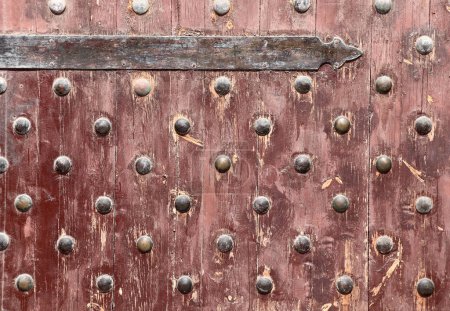 Foto de Detalle de la parte antigua hoja de la puerta de madera. Antigua puerta de madera con remaches metálicos en la Ciudadela de Qaitbay, Alejandría, Egipto - Imagen libre de derechos