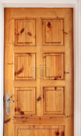 Téléchargez les photos : Vue de face de la vieille porte en bois. Porte fermée en bois rétro - en image libre de droit